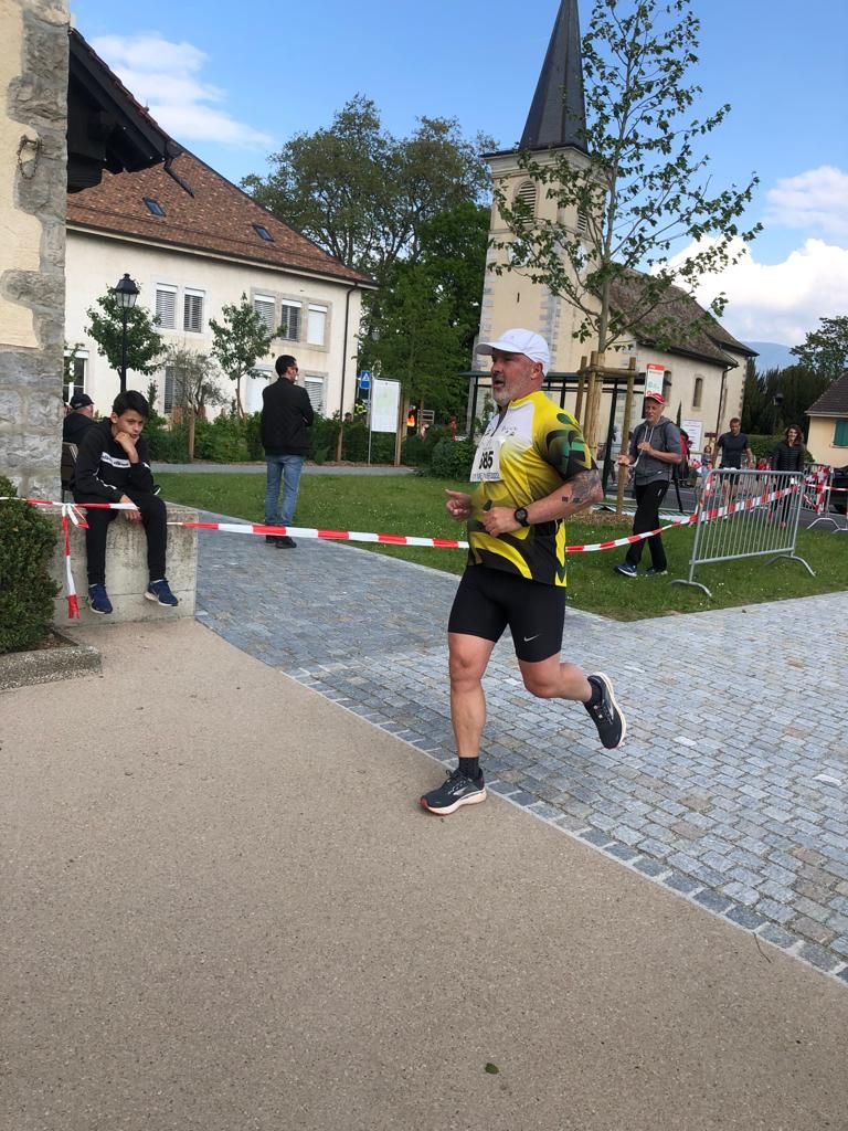 Yannick court pour aider à Meinier